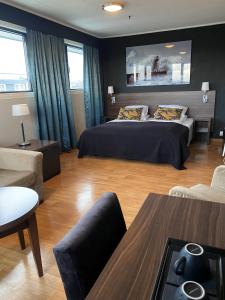 ÅgotnesÅgotnes Hotell & Motell的一间卧室设有一张床和一间客厅。