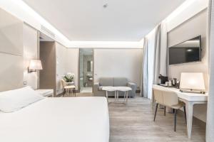 斯培西亚佛罗伦萨洲际酒店的配有一张床和一张书桌的酒店客房