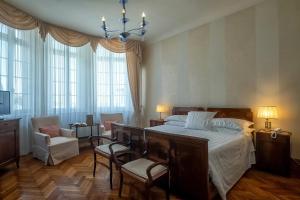 威尼斯丽都维拉玛巴帕酒店的一间卧室配有一张床、椅子和窗户。