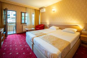 阿巴纳西Sevastokrator Relax & Congress的酒店客房设有两张床和窗户。