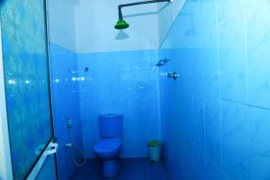 亭可马里White Diamond Resort的蓝色的浴室设有卫生间和淋浴。