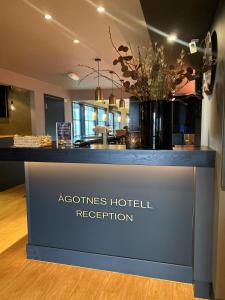 ÅgotnesÅgotnes Hotell & Motell的阅读ac场地酒店前台的标志