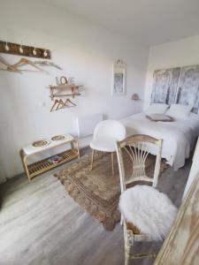 Basse-GoulaineAu Poème du Chêne, Logement indépendant, Intimité, SPA et bien-être的一间卧室配有一张床、一把椅子和一张桌子