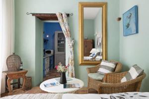 马赫El Piccolo的客厅配有镜子和桌椅