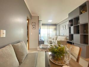 戈亚尼亚Luxuoso 2Q St Bueno - 3101的客厅配有沙发和桌子