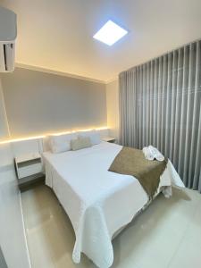 戈亚尼亚Luxuoso 2Q St Bueno - 3101的卧室设有一张白色大床和一扇窗户。
