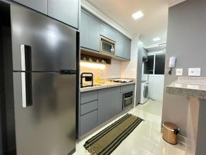 戈亚尼亚Luxuoso 2Q St Bueno - 3101的厨房配有不锈钢冰箱