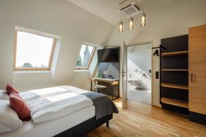 布雷根茨布雷根茨JUFA酒店的一间卧室设有一张床和一间浴室。