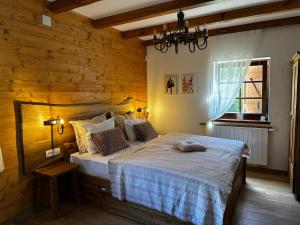 普利特维采村Boutique Villa Pearl of Plitvice, Plitvice Lakes的一间卧室设有一张床和木墙