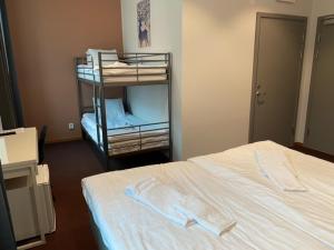 耶夫勒Ahlgrens Hotell Bed & Breakfast的客房设有一张床和一张双层床。