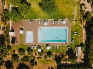 阿尔沃尔Pelican Alvor的公园游泳池的顶部景色