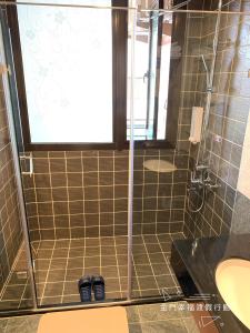 金宁乡金门幸福渡假行馆的带淋浴和两双鞋的浴室
