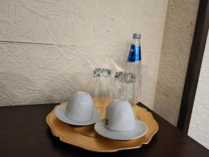 大特尔诺沃The Hill的两顶白帽子坐在桌子上,带一瓶