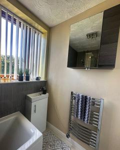 Rowley RegisEntire 2 bedroom house.的一间带水槽和镜子的浴室