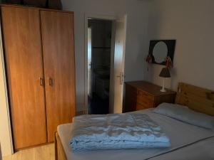 科瑟罗Seeblick Wohnung 112 mit Ostseeblick的一间卧室配有一张床、梳妆台和镜子