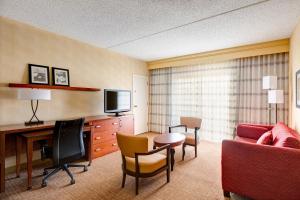 马纳萨斯万怡马纳萨斯战地公园酒店的酒店客房设有书桌和客厅。