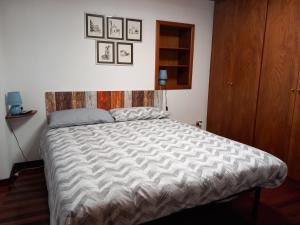 卡普拉科塔LA CASA IN PIAZZA的一间卧室配有一张大床和木制床头板