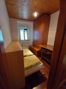 卡普拉科塔LA CASA IN PIAZZA的小房间设有一张床和一张书桌