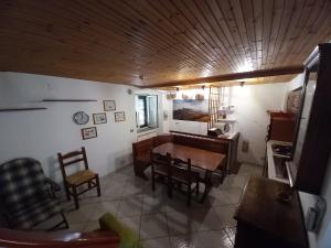 卡普拉科塔LA CASA IN PIAZZA的一间带桌椅的客厅和一间厨房