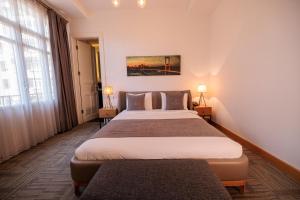 伊斯坦布尔Cihangir Residences的酒店客房设有两张床和两盏灯。