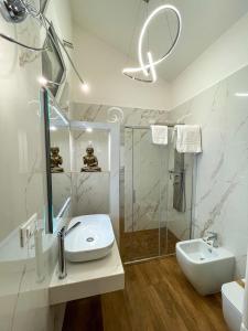 特尔尼Marmore Charming House的白色的浴室设有水槽和淋浴。
