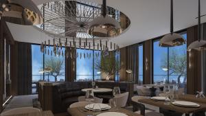 阿塔库姆Elite World Comfy Samsun Atakum的餐厅设有桌椅和大窗户。