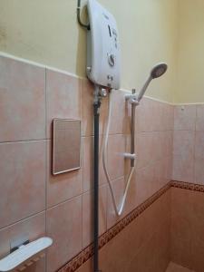 Kampong Tanjong GelamMUAZDIANA HOMESTAY di KUALA NERUS, GONG BADAK的带淋浴的浴室(墙上配有吹风机)