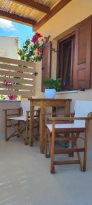 莫诺利索斯Kallistis Beach House的天井上的木桌和长凳