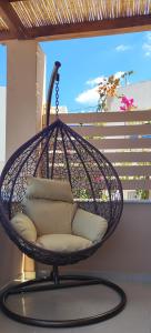 莫诺利索斯Kallistis Beach House的门廊上配有枕头的挂椅