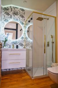 伦堡Villa Pro Musica - apartamenty, śniadania的带淋浴和盥洗盆的浴室