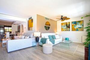马贝拉Genteel Home Guadalmina Golf的客厅配有沙发和桌子