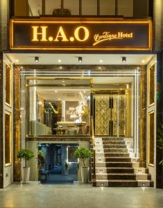 胡志明市H A O Boutique Hotel的一家设有楼梯的豪华酒店前方的商店