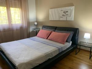 阿雷佐Home53的卧室内的一张带两个粉红色枕头的床