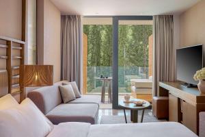 贝尼蔡斯Angsana Corfu Resort & Spa的带沙发和电视的客厅
