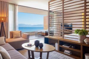 贝尼蔡斯Angsana Corfu Resort & Spa的客厅配有沙发和桌子