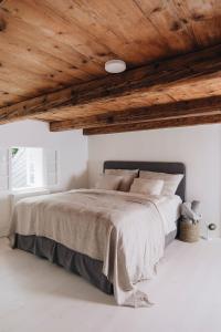 Kryštofovo ÚdolíV Bezovém Údolí的一间卧室设有一张带木制天花板的大床。