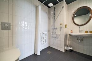 塞尔奈greet hotel Cernay Mulhouse的带淋浴、盥洗盆和卫生间的浴室