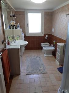 SalzanoVilla Elena的一间带水槽和卫生间的浴室以及窗户。