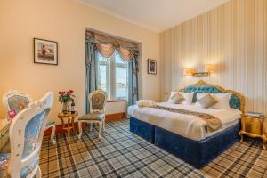 奥本穆图亚历山德拉酒店的酒店客房设有床和窗户。