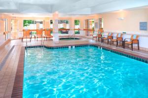 独立市克利夫兰独立万怡酒店的一座配有桌椅的酒店游泳池