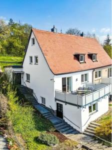 维尔茨堡Spacious house for large groups and families的一座白色的大建筑,有红色的屋顶