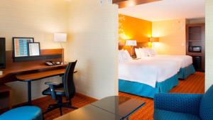 德卢斯亚特兰大万豪格威内特广场费尔菲尔德酒店的配有一张床和一张书桌的酒店客房