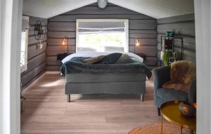 海姆瑟达尔4 Bedroom Nice Home In Hemsedal的一间卧室配有一张床、一张沙发和一把椅子