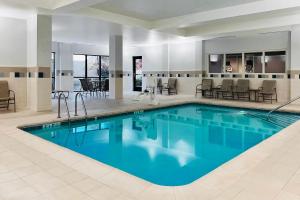 杰克逊杰克逊万怡酒店的蓝色的大游泳池,位于酒店客房内