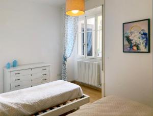 曼德洛德拉廖Mandello Riva Granda的一间卧室设有两张床和窗户。