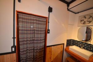 那霸GRANDPA'S HOUSE Barchanchi - Vacation STAY 53569v的一个带水槽的浴室内的淋浴帘