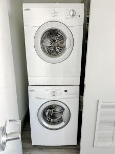 斯普林菲尔德Sleepover High-end Downtown Springfield Apartments的客房内的白色洗衣机和烘干机