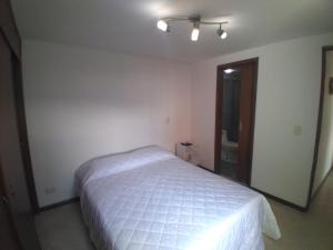 萨瓦内塔Mayorca cómodo y central的卧室配有白色的床