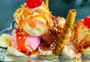 贝洛奥里藏特Motel Dallas的一杯带冰淇淋和水果的甜点