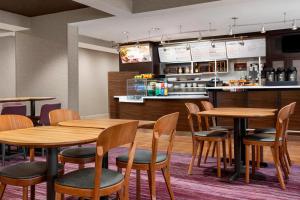 博林格林保龄格林会展中心万怡酒店的餐厅设有木桌、椅子和柜台
